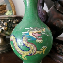 אגרטל סיני עשוי מתכת מעוטר אמייל בעבודת 'קלואזונה'