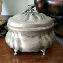 קופסת כסף ישנה לסוכר יכולה לשמש גם כקופסא לאתרוג