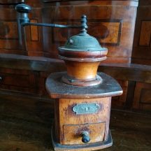 מטחנת קפה עתיקה ויפה למטבח