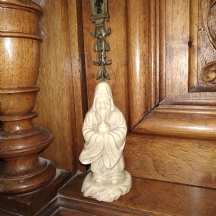 פסלון סיני יצוק מחומר בגוון שנהב