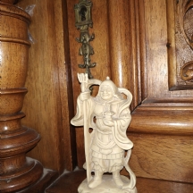 פסלון סיני יצוק מחומר בגוון שנהב