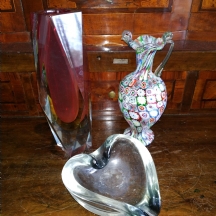 לוט של שלושה כלי זכוכית שונים