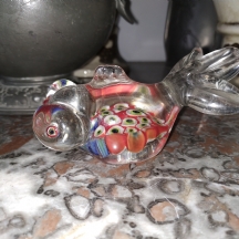 משקולת נייר ישנה עשויה זכוכית בעבודת ניפוח ידנית, מעוצבת כדג