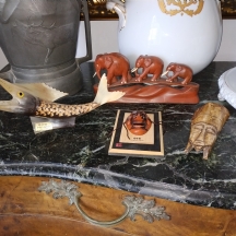 לוט של ארבעה חפצי נוי ישנים שונים