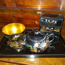 לוט של ארבע חפצי נוי סינים ישנים עשויים לכה מעוטרת