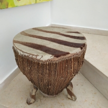 תוף אפריקאי עתיק משנת 1900 בקירוב, עשוי עץ, חבל ועור חיה (זברה)