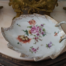 כלי פורצלן גרמני עתיק מסוף המאה ה-19, מעוצב בצורת עלה, יוצר ב'דרזדן'