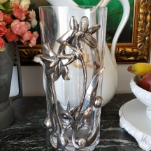 אגרטל איטלקי מתוצרת: 'KRISA', עשוי זכוכית מעוטר עיטור יצוק בגוון כסוף