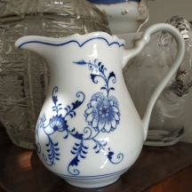 קנקן צ'כי ישן עשוי פורצלן, מעוטר בכחול קובלט בדגם 'הבצל הכחול' (Blue Onion)