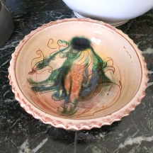 קערה רומנית ישנה עשויה טרקוטה מזוגגת, מעוטרת ציור יד בדמות סוס ופרח טוליפ