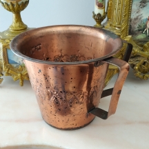 כלי לנטילת ידיים (נטלה) עשויי נחושת ומעוטר כיתוב עברי