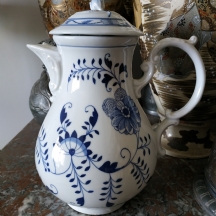 קנקן פורצלן צ'כי לשוקו חם, מעוטר בכחול קובלט בדגם 'הבצל הכחול'