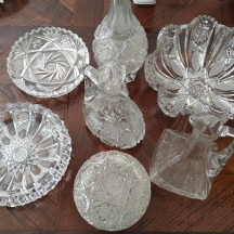 לוט של שבעה כלי קריסטל פגומים שונים (שברים וסדקים)