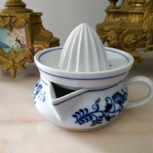 מסחטת פורצלן צ'כית למיץ מעוטרת בכחול קובלט בדגם 'הבצל הכחול'