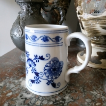 ספל פורצלן צ'כי מעוטר בכחול קובלט בדגם 'הבצל הכחול'