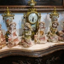 לוט של ששה פסלי פיות יושבות לצד פטריות יער