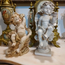 לוט של שני פסלונים, אחד של מלאך והשני של ילד חמודות