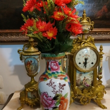 אגרטל חרסינה סיני מעוטר ובתוכו פרחי משי