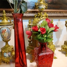 לוט של שני כדי זכוכית אדומים ובתוכם פרחי משי