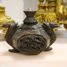 בקבוק עץ סיני משובץ פיסות עצם, הפקק קשור בחוט