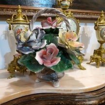 קישוט שולחני איטלקי גדול בצורת סל נצרים קלוע ובו זר שושנים פורחות