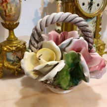 קישוט שולחני איטלקי בצורת סל נצרים קטן קלוע ובו זר שושנים פורחות