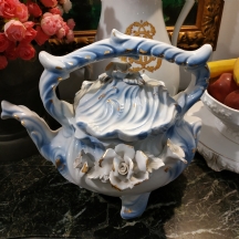 קישוט שולחני איטלקי גדול בצורת קומקום מפוסל ומכסה תואם, מתוצרת: 'קאפודימונטה'