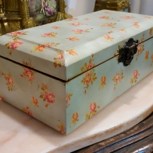 קופסא בסגנון ישן, מעוטרת שושנים על רקע בגוון תכלת