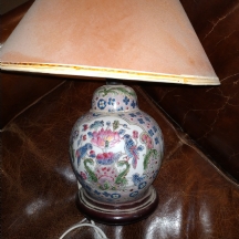 מנורה שולחנית ישנה, הבסיס (הרגל) עשוי כד פורצלן סיני מעוטר באמייל