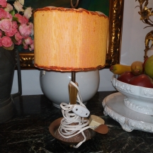 מנורה שולחנית ישנה, הבסיס (הרגל) עשוי נחושת