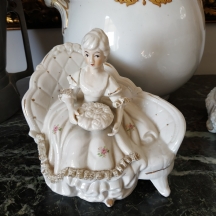 בת אצילים רווקה ממתינה להודעה באתר ההכרויות 'הכר לי אציל רק שלא יהיה דביל'