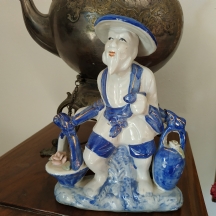 פסלון חרסינה משעשע בדמות דייג סיני מכפר קטן שחולם להיות רקדן בלט