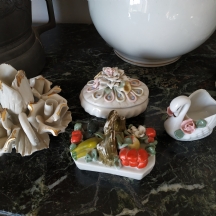 לוט של ארבע קישוטי קרמיקה שונים, מעוטרים בצביעת יד