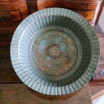 קערה איסלאמית עתיקה עשויה נחושת מרוקעת מצופה בבדיל