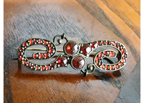סיכה הונגרית עתיקה משובצת אבני גרנט (גארנט) 'Garnet' מלוטשות