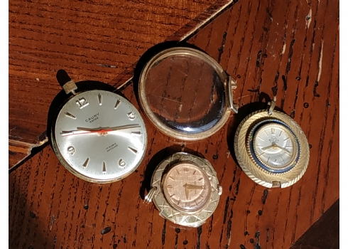 לוט של שלושה שעונים ישנים עשויים מתכת מצופה זהב