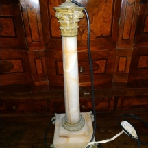 בסיס (רגל) עתיק למנורה שולחנית עשוי ברונזה ושיש