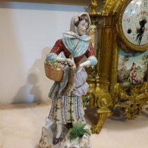 פסלון פורצלן גרמני ישן מתוצרת: 'Sandizell Porcelain Factory' שבדרזדן