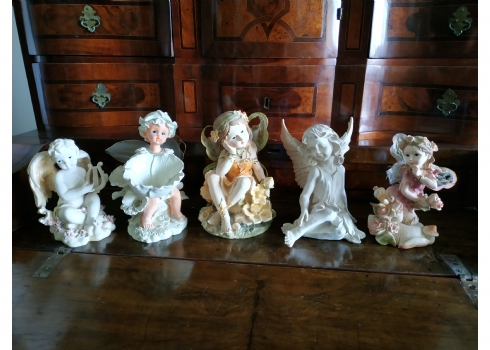 לוט של חמישה פסלי פיות ומלאכים