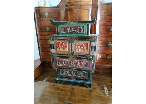 ארונית סינית קטנה, מתחילת המאה העשרים, בת כמאה שנה