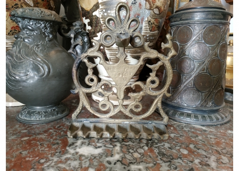 חנוכייה ישנה בסגנון סלוניקי, עשויה מיקשת פליז יצוק