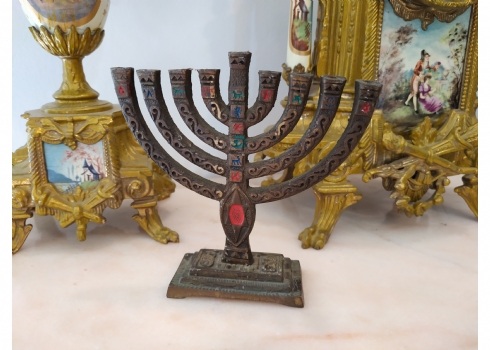 חנוכייה ישראלית ישנה עשויה פליז ואמייל