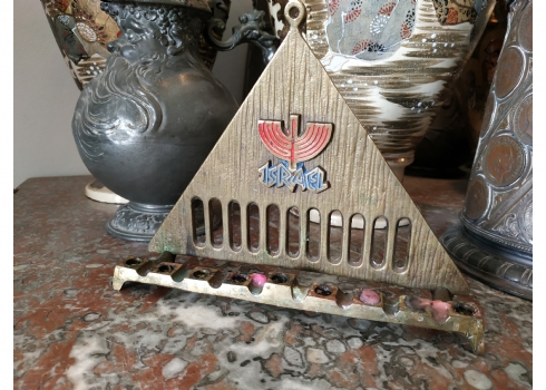 חנוכייה ישראלית ישנה עשויה פליז יצוק ואמייל