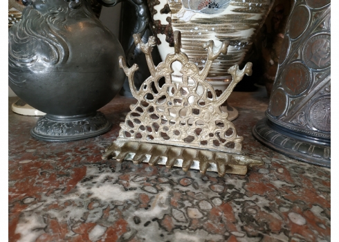 חנוכייה ישראלית ישנה בסגנון צפון אפריקה