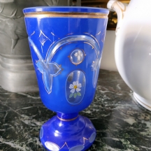 גביע בוהמי עתיק מסוג (Beaker Cup), עשוי זכוכית מרובדת בכחול על שקוף