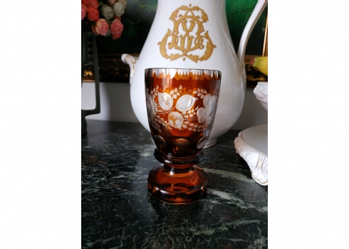 גביע קריסטל בוהמי עתיק, מסוג 'Beaker', עשוי קריסטל מרובד בגוון ענבר