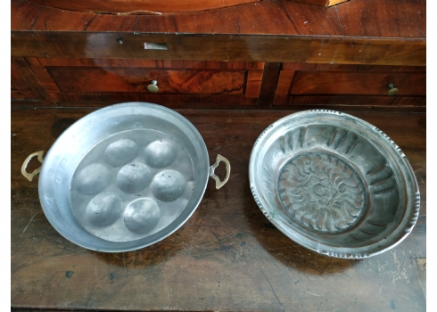 לוט של שני כלי נחושת ישנים