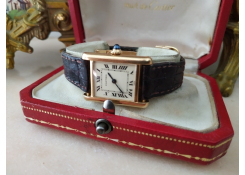 שעון יד לאישה, מתוצרת: 'קרטיה' (Cartier) מסוג 'Tank Watch', עשוי זהב