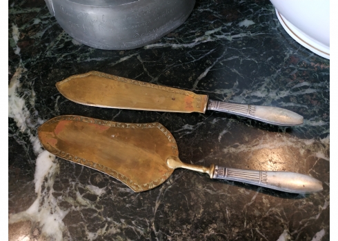 זוג כלי הגשה עתיקים לדגים, עשויים פליז וידיות כסף