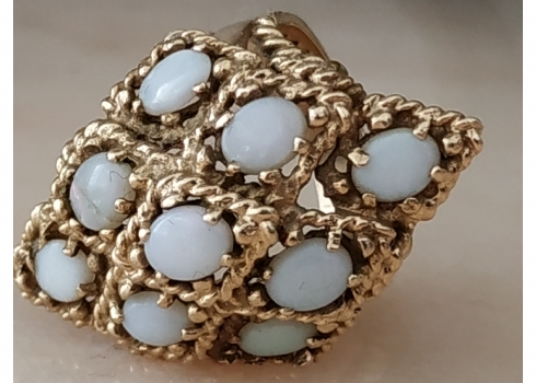 טבעת רטרו ישנה וגדולה, עשויה זהב משובצת אבני אופל אובאליות בליטוש קאבושון